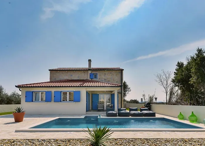 Jolie Villa