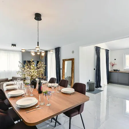 Jolie Villa